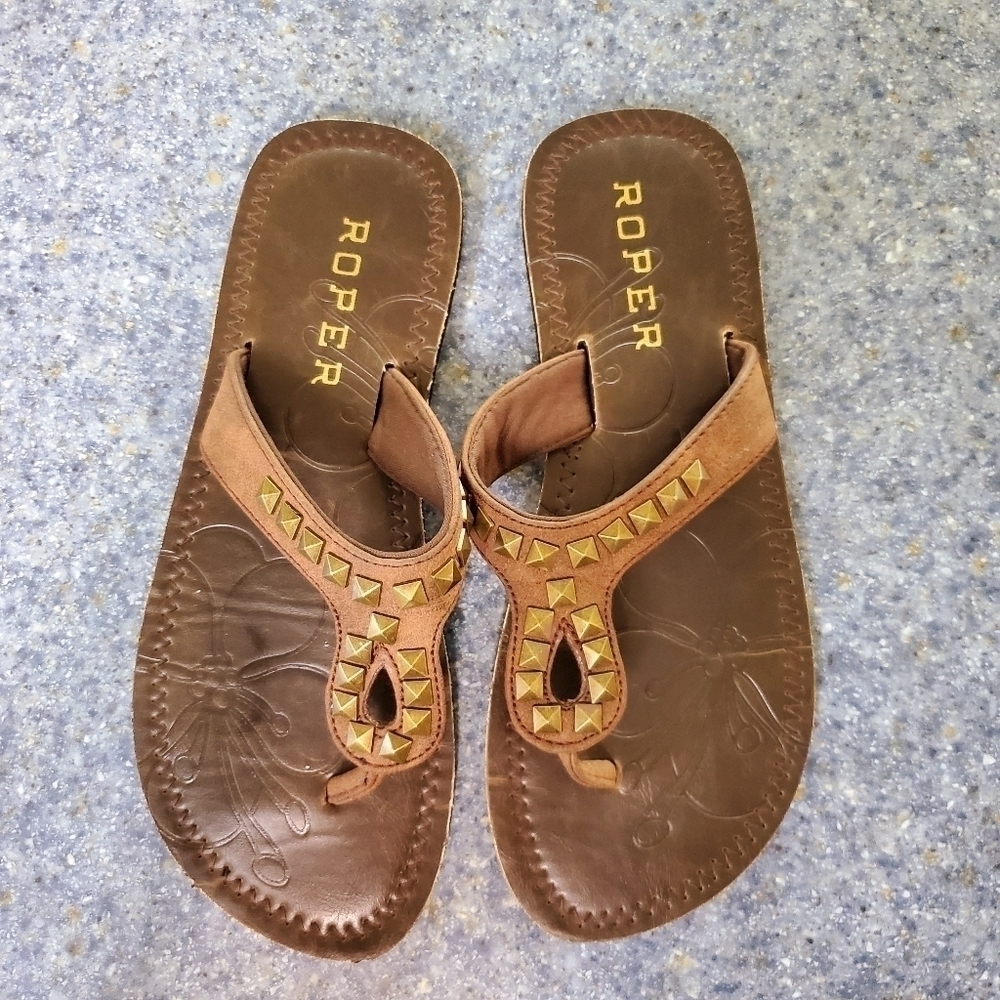 ROPER THONG SANDAL WITH STUD DETAIL - Picture 2 of 5